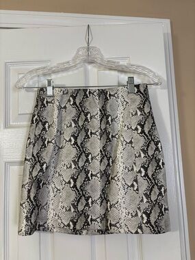 vestique Black & White Snake-Print Mini Skirt